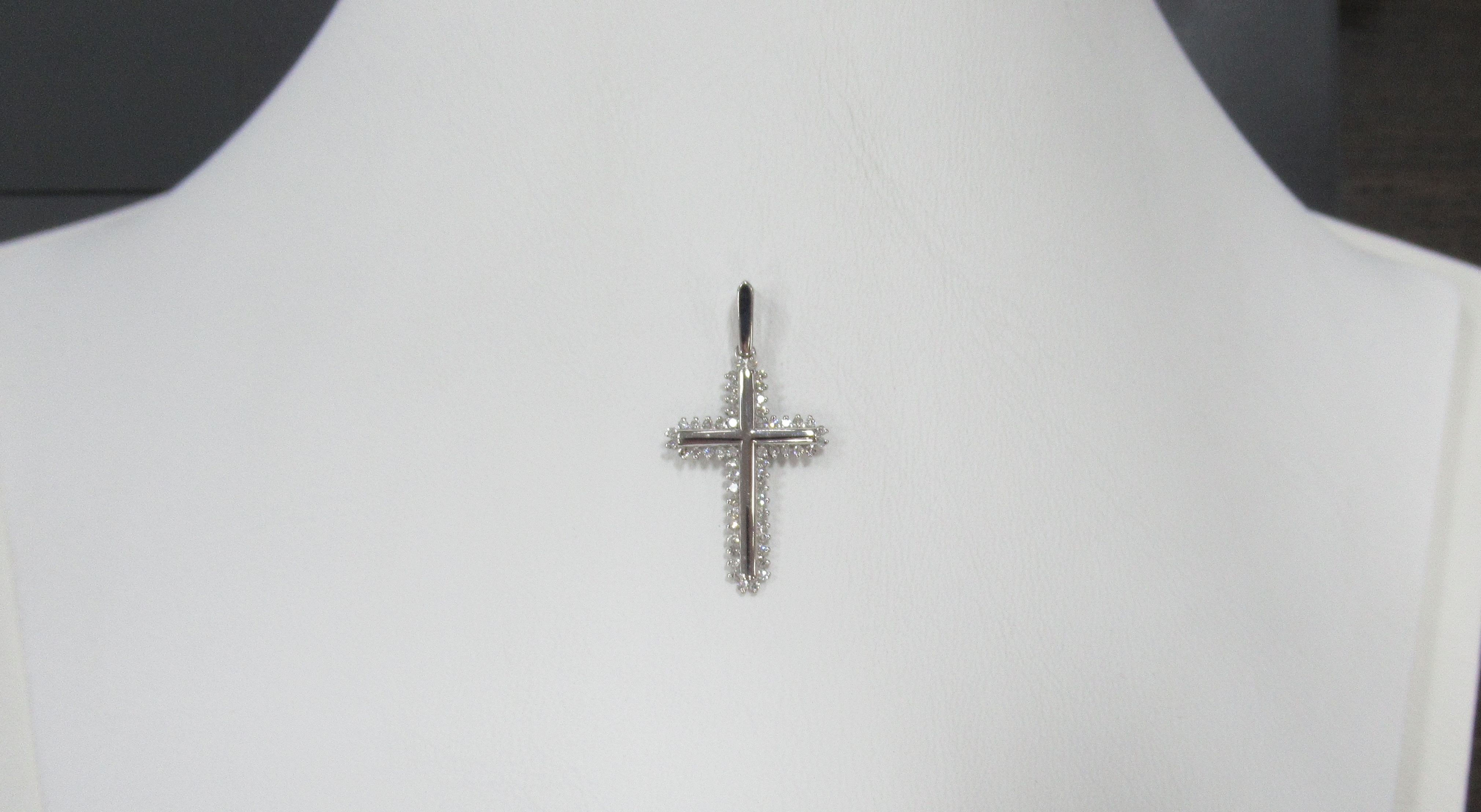 Золотая подвеска-крест 585 пробы; белое золото; родий; вставки 56 Бр.Кр-17 0,246 2/2А;